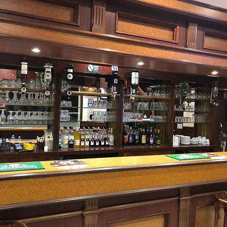 兰斯 Aux Bons Amis酒店 外观 照片